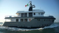 27m motor yacht Irie Man - side view